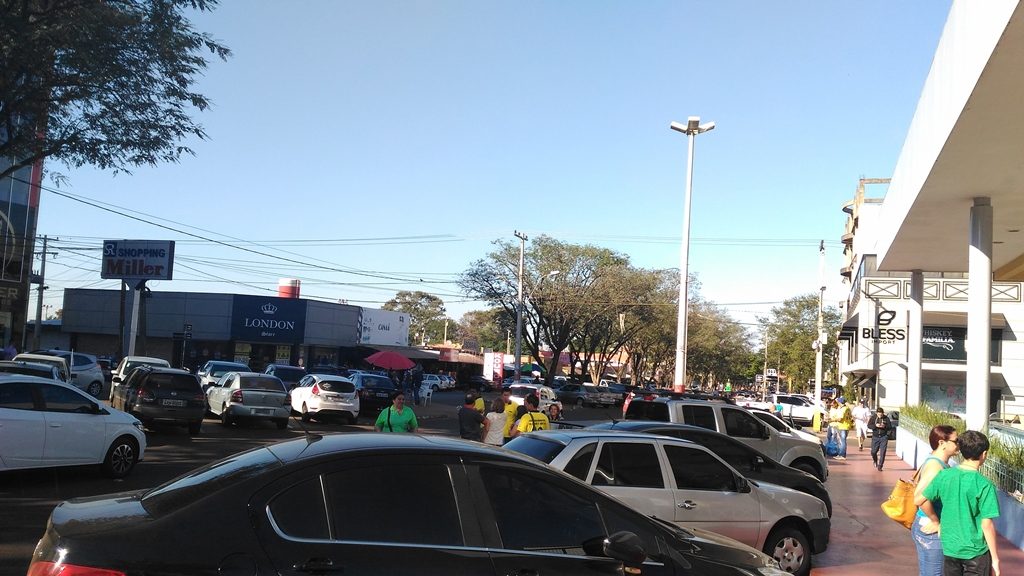 Estacionamento nas ruas da cidade