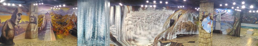 Foto panorâmica dentro do Museu Planet 3D, no Paraguai